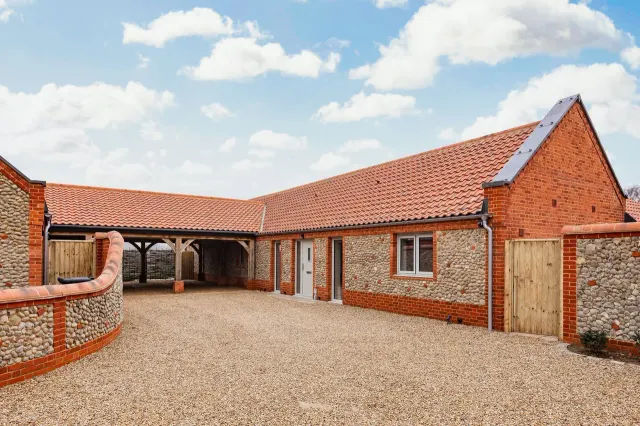 The Old Farmyard, photo 2