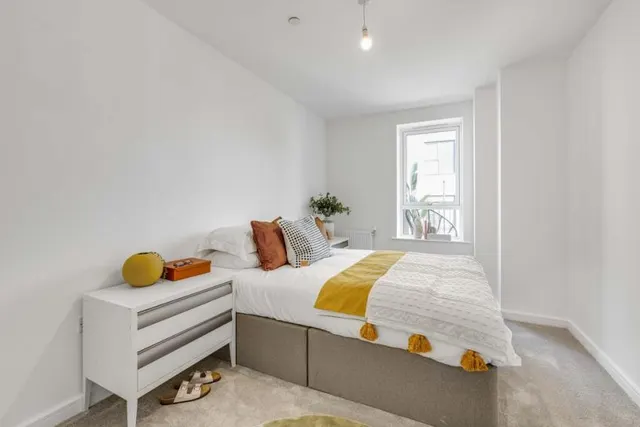 South Oxhey Central, South Oxhey, Hertfordshire — photo 1