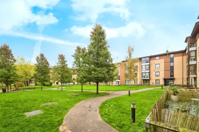 Commonwealth Drive, Crawley, photo 1