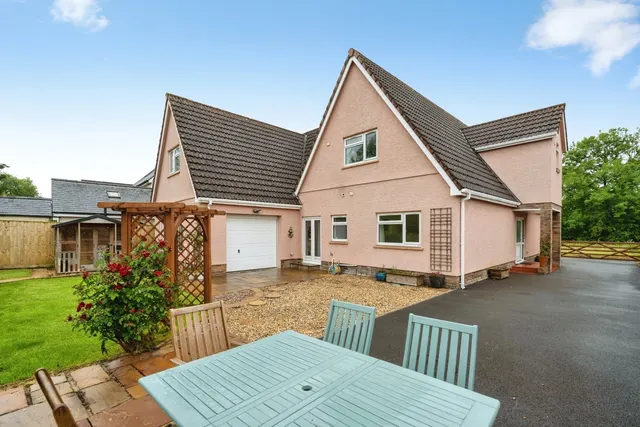 Kings Road, Llandybie, SA18, photo 1