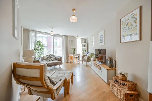9 Parkway Apartments, Goodchild Road, London, photo 1