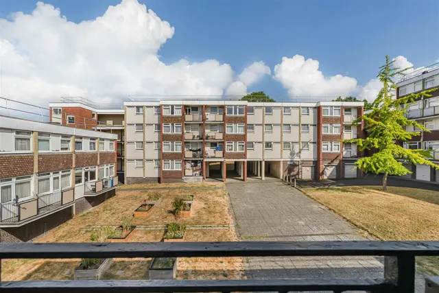 Ainsworth Close, London, NW2, photo 2