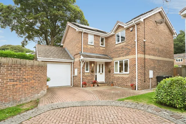 Maple Croft, New Farnley, LEEDS, photo 1