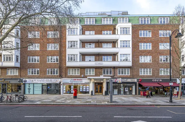 1 bedroom flat — Old Brompton Road, London