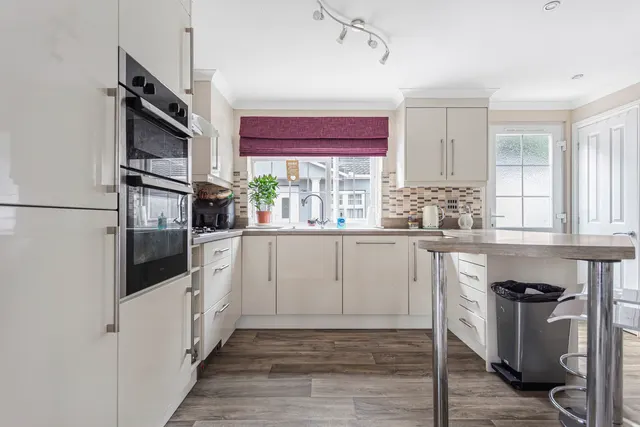 Nightingale Rise, Weybridge Park Estates, KT15, photo 3