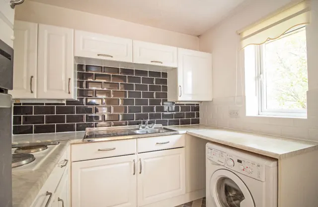 Photo 3 — 38 Holman Close, Waterlooville, PO8 8HD