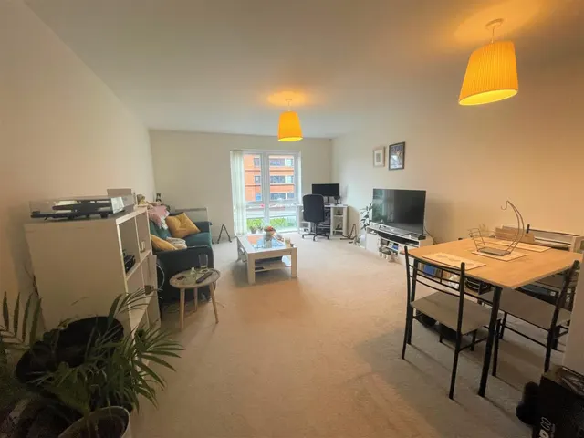 Wallis Square, Farnborough, GU14, photo 3