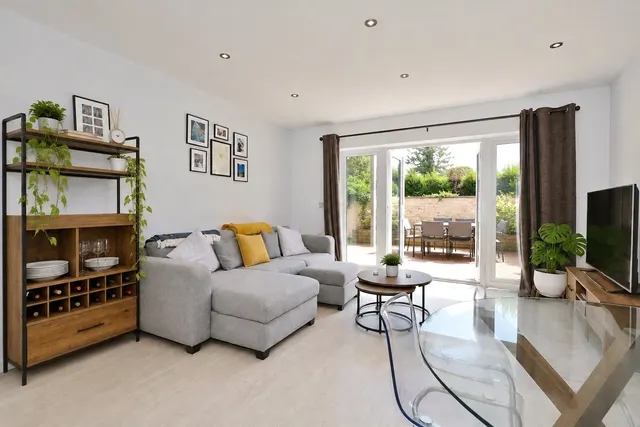 Connaught Road, Brookwood, GU24, photo 2