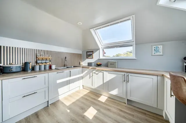 Hersham Road, Walton-On-Thames, KT12, photo 2