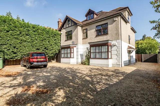 Hersham Road, Walton-On-Thames, KT12, photo 1