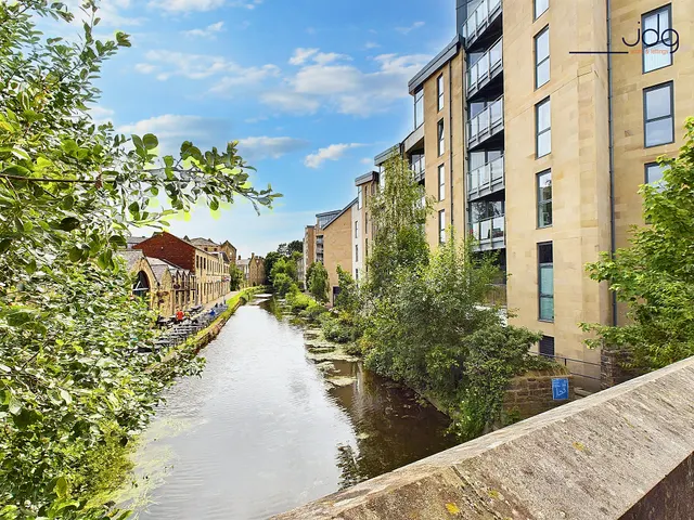 Court View House, a fabulous canal side apartment, LA1, photo 1