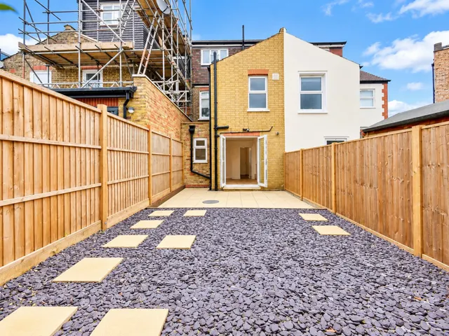 Albert Road, South Woodford, E18, photo 2