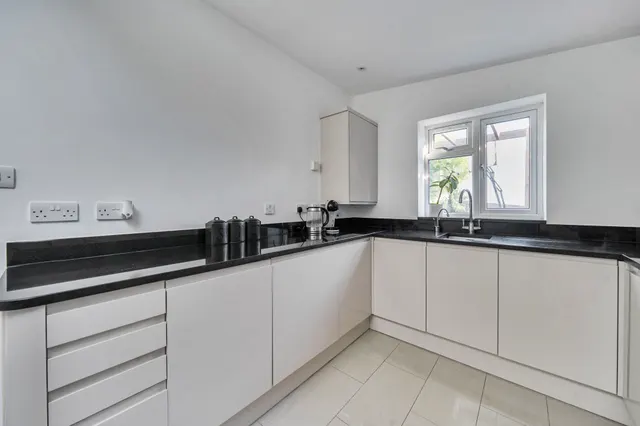 Photo 3 — 54 Waddington Way, London