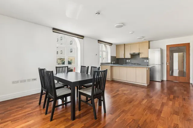 Baptist Court, Brentford, TW8, photo 3