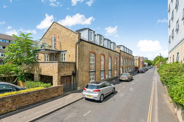 Baptist Court, Brentford, TW8, photo 1