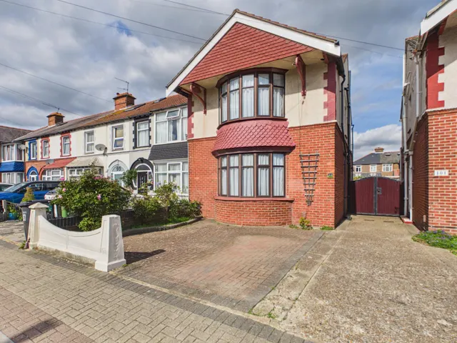 Chatsworth Avenue, Cosham, PO6, photo 1