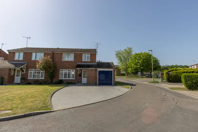 Paddock Court, Hartley Wintney, Hook, RG27 8LL, photo 1