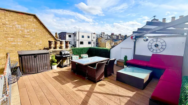 Lavender Hill, London, SW11, photo 1
