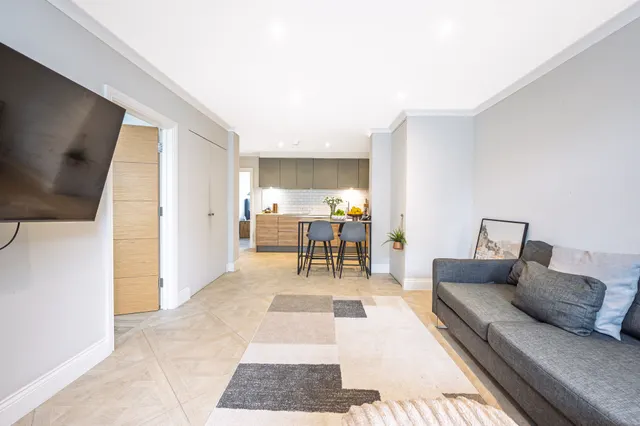 Photo 3 — 2 Hylmary Court, Woodstock Road, London