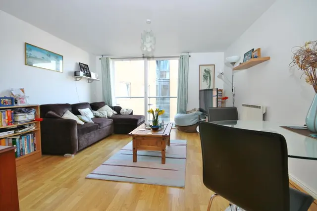 High Street, Feltham, TW13, photo 1