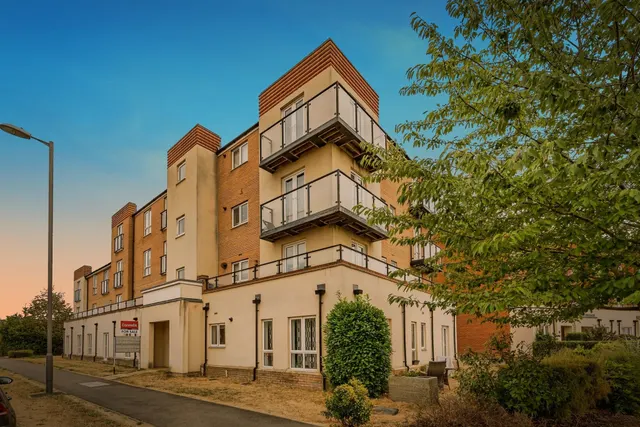 Nicholas Charles Crescent, Aylesbury, photo 1