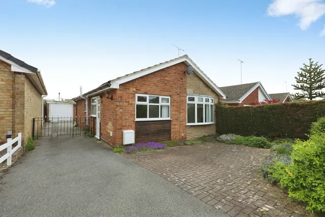 Oulton Avenue, Bramley, Rotherham, photo 1