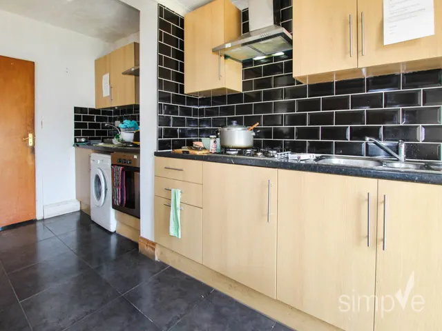 Mansell Road, Greenford, UB6, photo 1