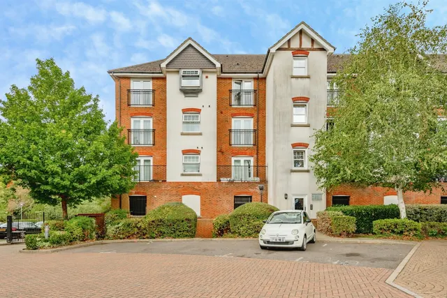 Woodfield Road, Crawley, RH10, photo 1