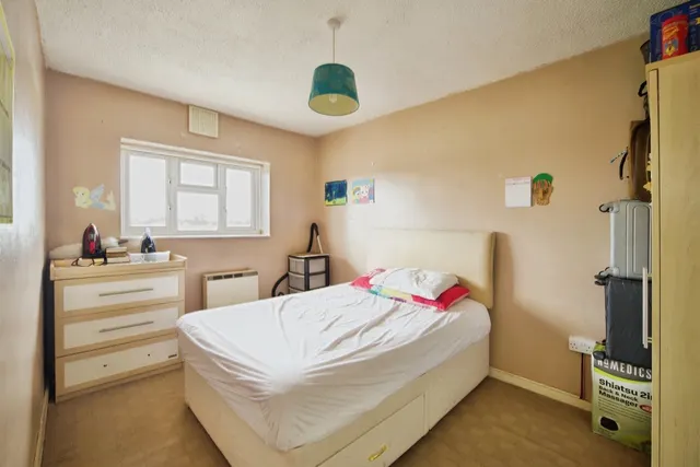 Photo 3 — Kershaw Road, DAGENHAM, Essex, RM10