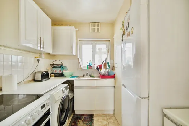 Photo 2 — Kershaw Road, DAGENHAM, Essex, RM10