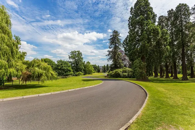 Royal Earlswood Park, Redhill, RH1 6TE, photo 1