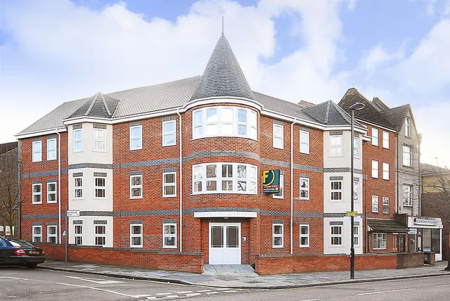 Acton, W3, photo 1