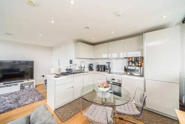 London Road, TW7, photo 2