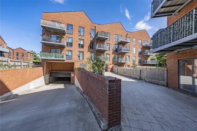 Portage Place, West Drayton, UB7, photo 1