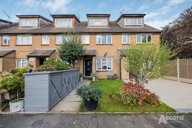Columbine Way, Romford, RM3, photo 1