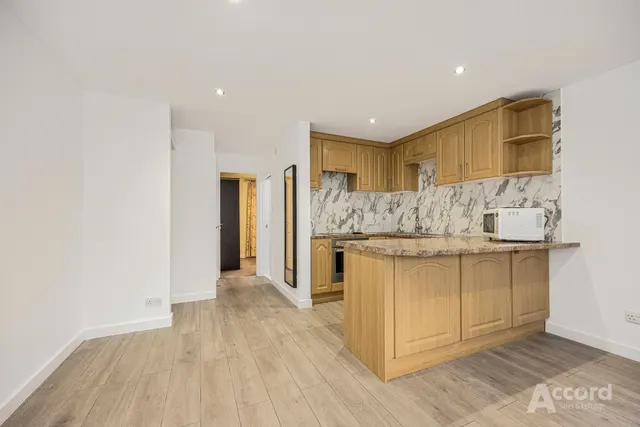 Photo 3 — Columbine Way, Romford, RM3