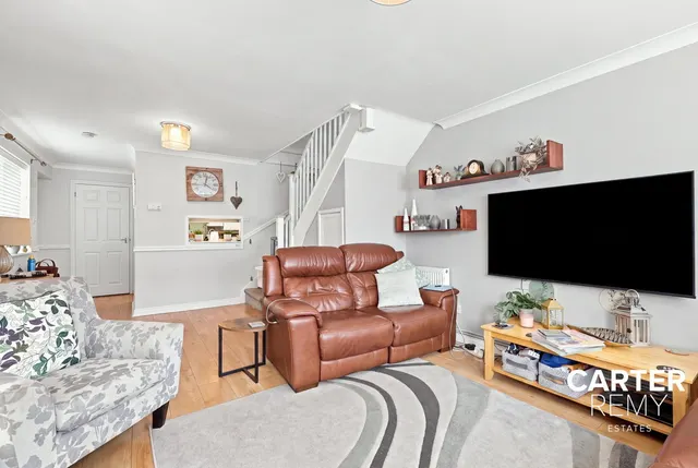 Photo 3 — Orlando Drive, Basildon, SS13 1TE