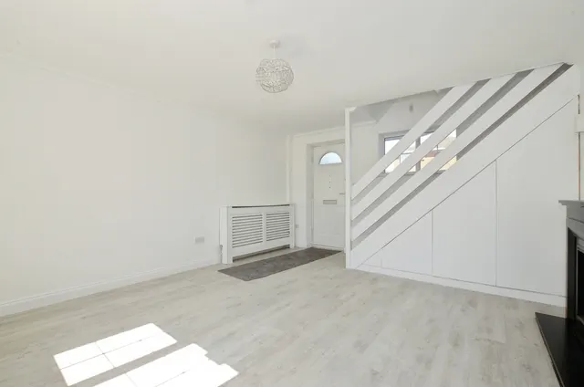 Photo 3 — Lawford Close, Luton, Bedfordshire, LU1