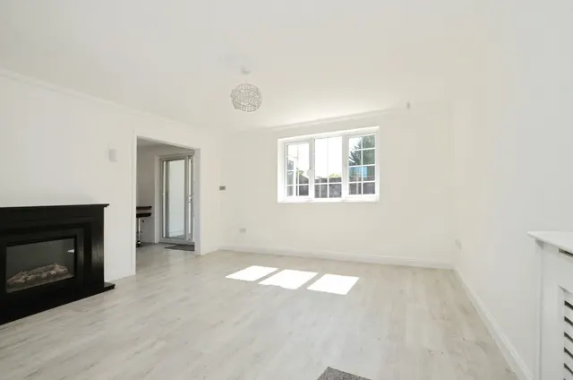Photo 2 — Lawford Close, Luton, Bedfordshire, LU1