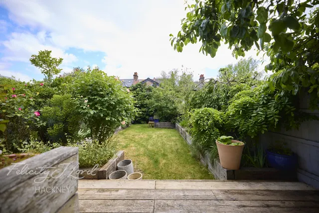 Mildenhall Road, London, photo 2