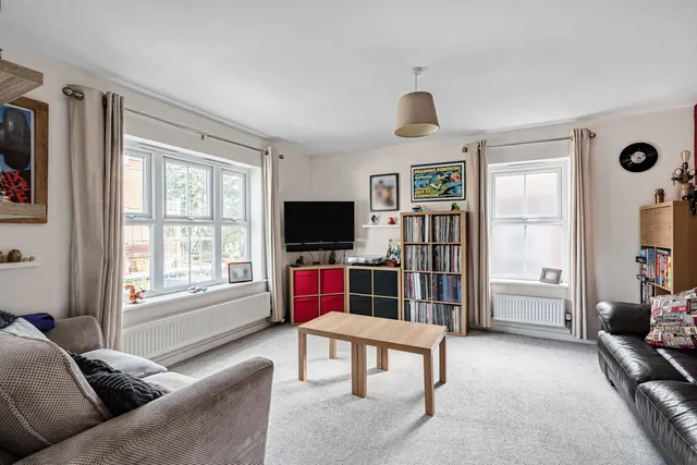 Franklin Court, Wormley, GU8, photo 2