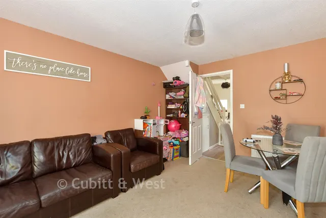 Hillingdale, Broadfield, RH11, photo 3