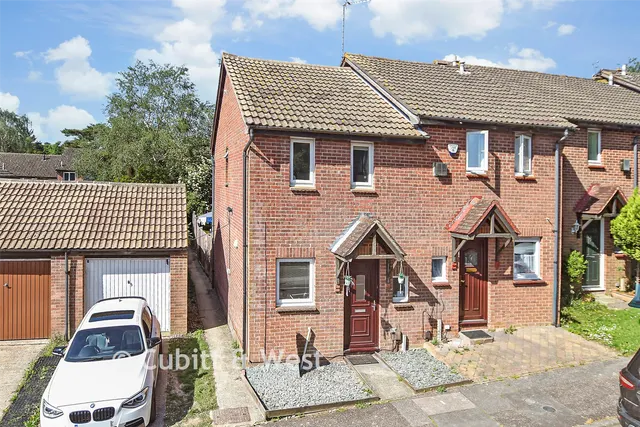 Hillingdale, Broadfield, RH11, photo 1