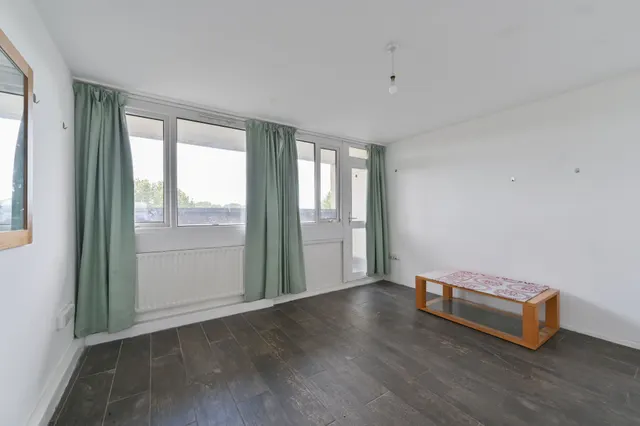 Mitcham, CR4, photo 1