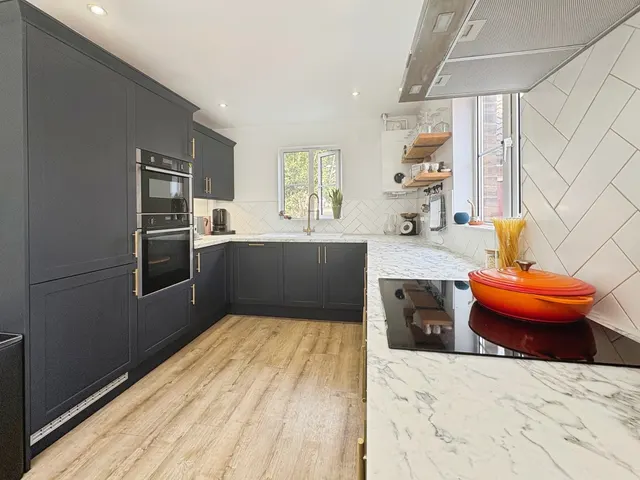 Lynton Close, Farnham, GU9, photo 2
