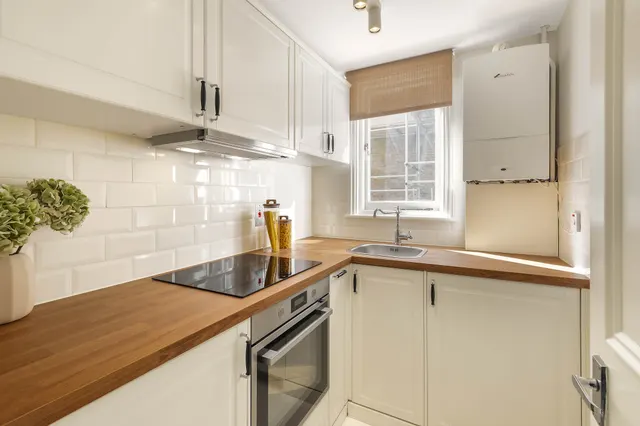Photo 3 — Flat 4, 149 Holland Park Avenue, London