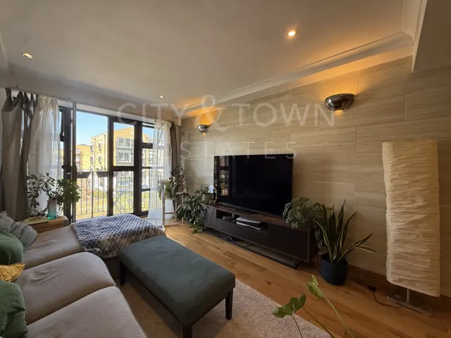 2 bedroom flat — Copperfield Road, Mile End, E3