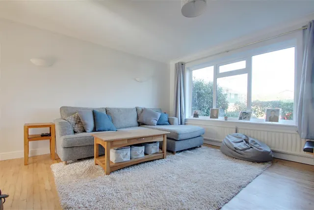 Photo 3 — Ryecroft Close, Goring-By-Sea, Worthing