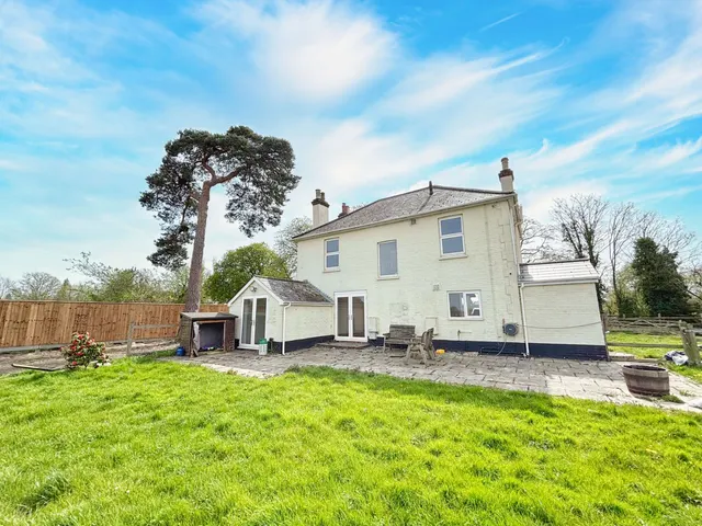 Fernhill Road, Horley, RH6, photo 1
