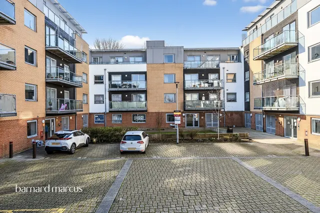 Talbot Close, Mitcham, photo 1